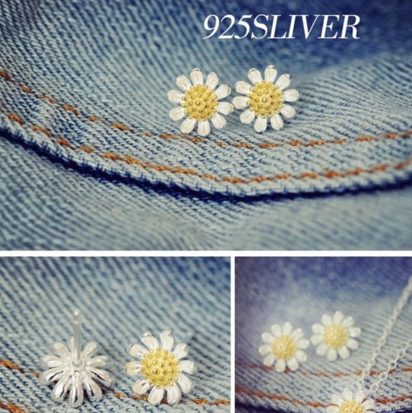 925 Sterling Silver Tiny Daisy Flower Earrings - Picture 4 of 5